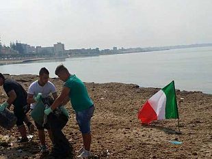 spiaggia-in-citta-volontari-puliscono-un-tratto-ed-il-sindaco-ne-annuncia-la-balneabilita