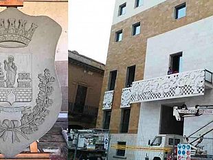 mazara-stemma-civico-in-marmo-nella-nuova-facciata-del-palazzo-comunale
