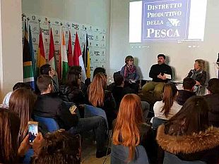 mazara-studenti-del-duca-degli-abbruzzi-libero-grassi-di-palermo-a-lezione-di-blue-economy-al-distretto-della-pesca
