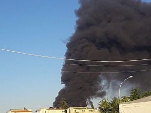 alcamo-in-fiamme-centro-raccolta-differenziata-e-allarme-diossina-popolazione-chiusa-in-casa