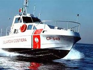 nubia-la-capitaneria-di-porto-salva-tre-persone-da-un-imbarcazione-incagliata