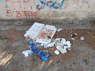 trapani-consueta-incivilta-del-sabato-sera-in-largo-ilio-nessun-rispetto-e-tanta-spazzatura