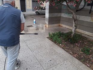 lunione-maestranze-ripulisce-larea-antistante-la-sede-di-piazza-scarlatti