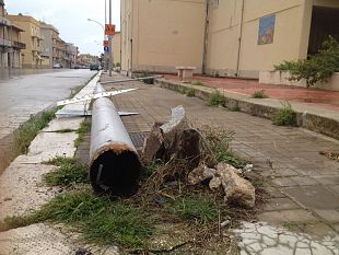 mazara-fatiscente-palo-della-luce-cade-in-via-sansone-sfiorata-tragedia