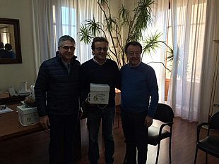 presentato-al-sindaco-il-dolce-di-natale-con-l-olio-extravergine-novello-di-cultivar-nocellara