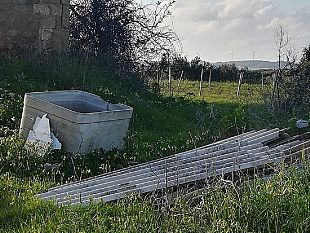 eternit-abbandonato-vicino-agli-uffici-comunali-via-della-rosa-grave-rischio-ambientale