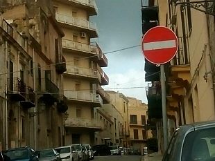 dopo-la-segnalazione-sistemato-il-doppio-segnale-nella-via-pantaleo