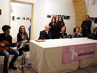 foto-denunce-contro-la-violenza-sulle-donne-in-mostra-al-carmine-le-immagini-partecipanti-al-concorso-rompiamo-il-silenzio-in-mostra-fino-al-5-dicembre
