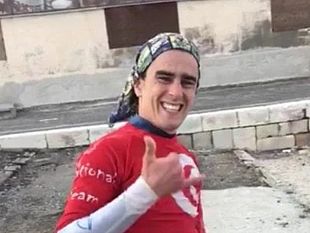 migrante-in-surf-dalla-tunisia-alla-sicilia-per-trovare-lavoro