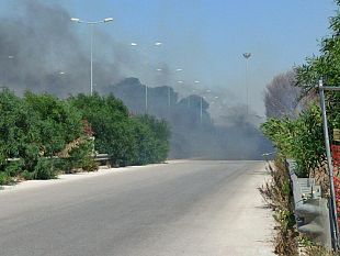 trapani-incendio-in-un-terreno-a-villa-rosina-fumo-nero-invade-scorrimento-veloce