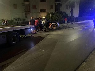 incidente-tra-due-auto-in-via-campobello-fuoristrada-si-ribalta