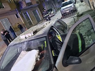 crolla-intonaco-danneggiate-due-vetture-in-sosta