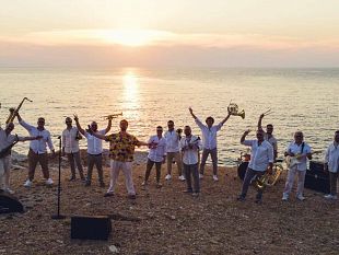 trapani/ottoni-animati-si-balla-e-si-canta-con-il-nuovo-tormentone-estivo-la-vida