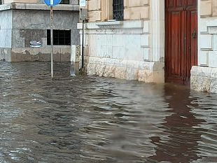 trapani-unora-di-pioggia-mette-in-difficolta-il-centro-storico-allagamenti-e-traffico-rallentato