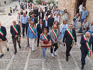 sindaci-e-fedeli-in-corteo-per-la-consegna-delle-chiavi-doro-a-maria-santissima-di-custonaci