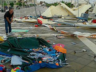 uragano-sulla-citta-diversi-danni-nel-lungomare-strade-allagate-e-pali-caduti