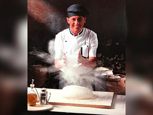 nuova-farina-makara-lomaggio-del-mazarese-piero-asaro-campione-del-mondo-pizza-freestyle-al-suo-quartiere-di-nascita-2