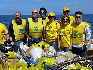 clean-up-2015-ripulita-parte-della-spiaggia-di-salinella-sul-posto-stamani-i-volontari-di-legambiente-marsala-petrosino