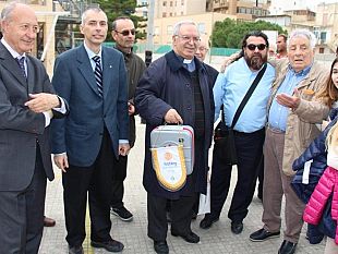 altro-defibrillatore-donato-dalla-famiglia-roccaforte-in-memoria-del-loro-congiunto-salvatore-l-apparecchio-salva-vita-donato-ai-salesiani