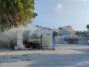 mazara-incendio-area-commerciale-davanti-lo-stadio