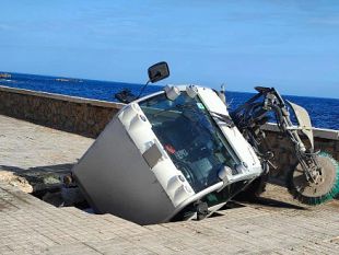 voragine-sul-lungomare-di-trapani-mezzo-per-la-pulizia-stradale-inghiottito-dallasfalto