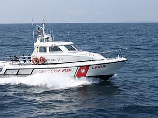trapani/militari-della-guardia-costiera-soccorrono-un-marittimo-colpito-da-malore