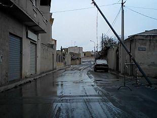 mazara-grosso-pericolo-in-via-la-malfa-per-palo-della-luce-caduto-su-un-balcone