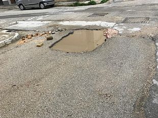 buche-voragini-via-enrico-toti-ed-via-salvo-dacquisto-lettrice-lancia-un-appello