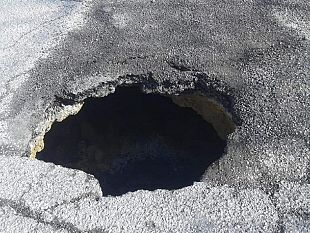 benvenuti-a-castelvetrano-la-citta-delle-buche-una-lettrice-ci-segnala-una-voragine-in-via-xx-settembre