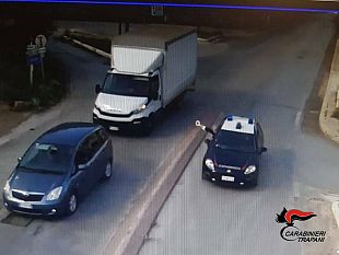 ruba-un-furgone-a-buseto-palizzolo-poi-si-schianta-contro-una-macchina-dei-carabinieri-arrestato