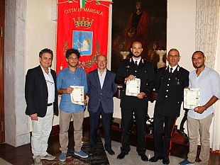 marsala-attestato-per-i-tre-sub-che-hanno-salvato-la-donna-che-si-e-gettata-con-la-propria-auto-nel-porto