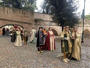 i-figuranti-del-corteo-di-santa-rita-e-i-tamburi-aragonesi-protagonisti-a-roma