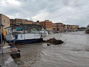 mazara-i-danni-del-maltempo-e-la-chiatta-alla-deriva