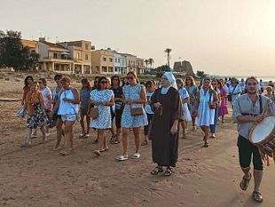 celebrata-a-tre-fontane-la-nativita-della-beata-vergine-maria-con-un-pellegrinaggio-sulla-spiaggia-e-la-santa-messa