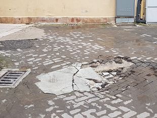 mazara-piccola-voragine-cresce-in-piazza-chinea