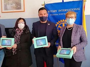 partanna/partanna-il-rotary-consegna-tablet-per-la-dad