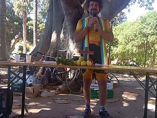 prete-bresciano-celebra-messa-a-mazara-in-tenuta-ciclistica-e-polemica-2