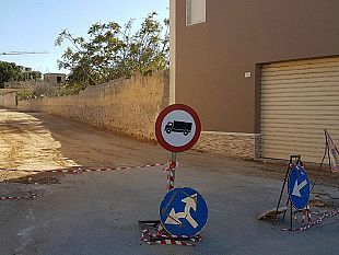 video-via-mongiolisi-adesso-anche-automobilisti-incivili-slitta-posa-di-asfalto