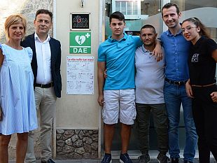 mazara-defibrillatore-ad-uso-pubblico-collocato-dal-cafe-gabe-in-c-so-umberto-i