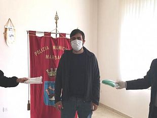 marsala-oltre-500-mascherine-alla-pm-le-ha-donate-unazienda-che-produce-materiale-vele