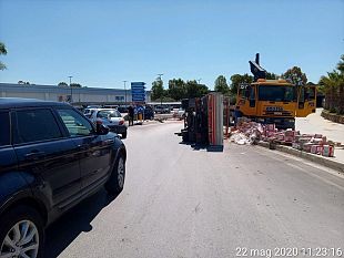 camion-si-ribalta-alla-rotonda-di-via-nassirya-a-castelvetrano-ferito-il-conducente