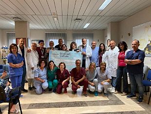 francesca-impallari-dona-6mila-euro-al-reparto-di-oncologia-dellospedale