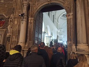 processione-dei-misteri-tutto-pronto-persone-in-fila-per-la-grande-attesa