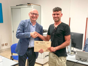 mazara-don-bruno-bignami-torna-tra-i-pescatori-consegnati-i-diplomi-di-sicurezza-ai-lavoratori-del-mare