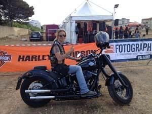la-magnetica-marina-vox-parla-del-raduno-mazarese-harley-davidson-ad-oriente-dal-mito