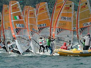windsurf-conclusa-a-torbole-la-prima-regata-nazionale-di-coppa-italia-ottimi-piazzamenti-per-gli-atleti-della-societa-canottieri-marsala