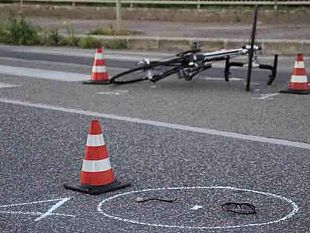 marsala-diocesi-e-pro-loco-2-0-donano-ai-migranti-900-corpetti-con-rifrangenti