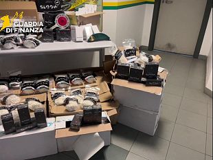 prodotti-da-fumo-maxi-sequestro-della-guardia-di-finanza-nei-guai-un-importatore-di-partinico