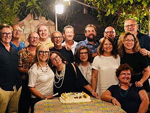 mazara-40-anni-dopo-la-maturita-la-5a-b-si-ritrovafesteggiando-con-vino-e-cous-cous