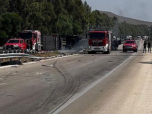 autostrada-a29-camion-invade-corsia-opposta-e-si-incendia-ferito-il-conducente
